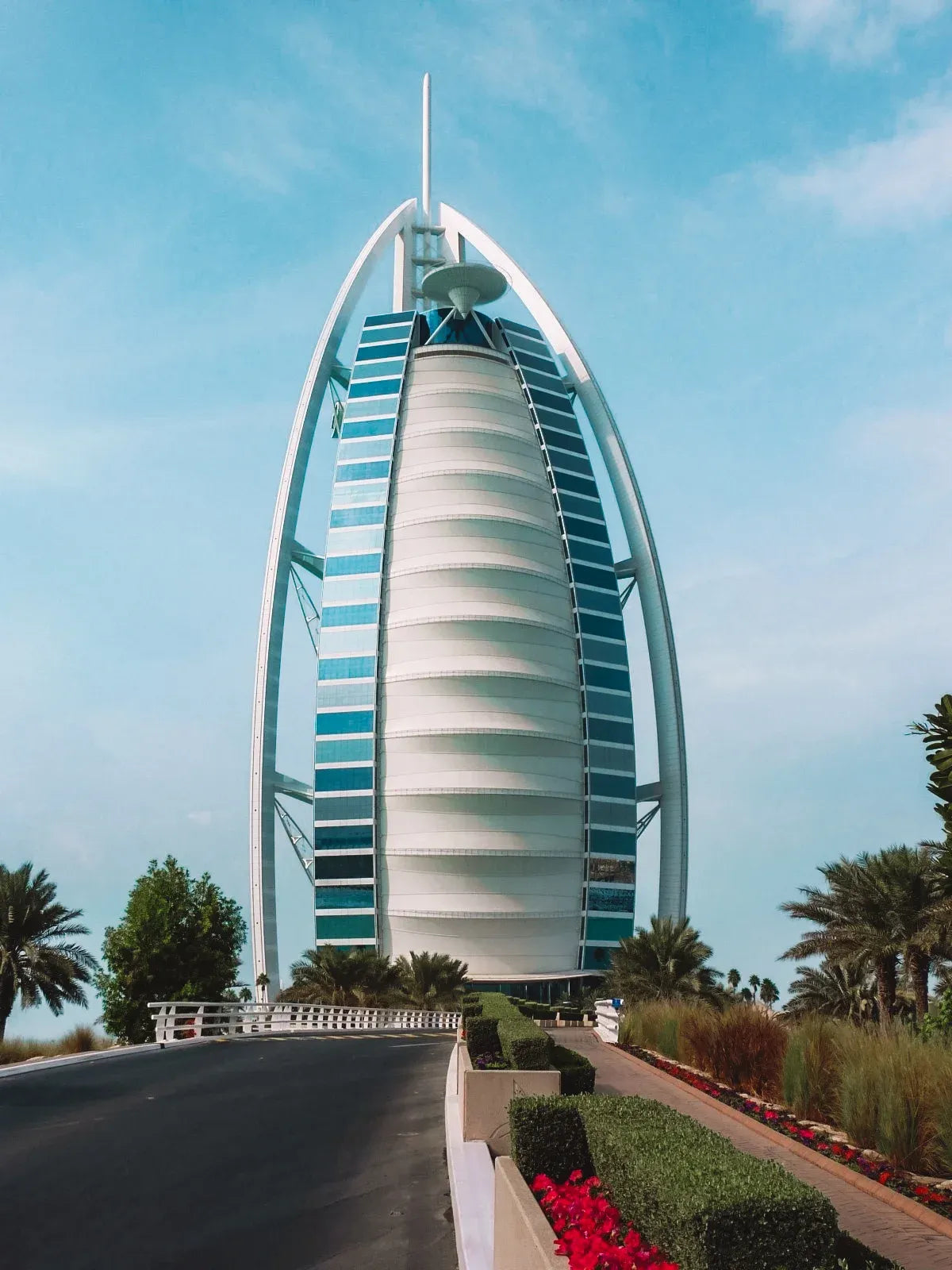 Iconic sail-shaped skyscraper hotel 