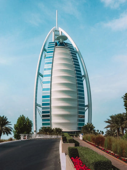 Iconic sail-shaped skyscraper hotel 
